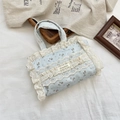 Sac cabas floral bleu clair en toile avec bordure en dentelle et étiquette Sorakka - Bleu