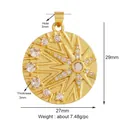 Vue macro détaillée d'un pendentif étoile rond avec zircons et placage en or brillant - Soleil Doré