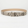 Detail van slangenpatroon en gepolijste zilveren gesp op smalle damesriem - Slangenprint Beige