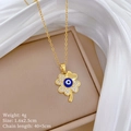 Detail van gouden klaverketting met blauwe boze oog hanger en kristallen zetting - Goud (Klavertje vier Evil Eye)