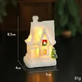 Leuchtendes Weihnachtshaus-Miniatur aus Harz mit Schnee und Kranz, 8,5 cm hoch - Stil 6