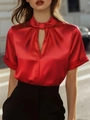 Vue détaillée d'un chemisier en satin rouge à manches courtes et col montant découpé - S / Hauts / Rouge