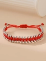 Détail d'un bracelet en corde rouge tissée à la main avec perles en acier inoxydable - Rouge