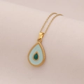 Dettaglio del ciondolo a goccia con smalto blu e verde su una collana dorata - Verde