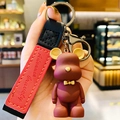 Portachiavi orsetto satinato rosso bruno con fiocco giallo e cinturino in pelle - Rosso