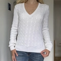 Maglione bianco a trecce con scollo a V e maniche lunghe indossato da una modella - S / Bianco