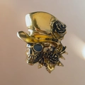 Close-up of golden skull brooch featuring a rose decorated top hat and metal finish - 15# Rose Hat Skull - Gold