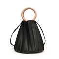 Sac seau plissé noir avec poignée ronde beige présenté en vue de face de studio - Noir