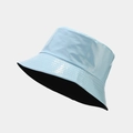 Dettaglio di cappello alla pescatora in pelle verniciata azzurra con finitura lucida - M (56-58cm) / Azzurro