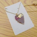 Vista ravvicinata del ciondolo a cuore dorato con farfalla viola e catena snake - Cuore Con Farfalla