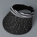 Détail d'une visière pare-soleil avec bande zébrée et strass brillants sur le bord - M (56-58cm) / Noir