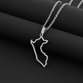 Macro-opname van zilveren Peru kaart hanger aan een ketting op zwarte textuur achtergrond - Hol Frame / Staalkleur