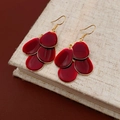 Detalle de pendientes de pétalos rojos escalonados con ganchos de metal dorado - Placas de gota de agua en capas (Gancho) / Gancho de Oreja-Rojo