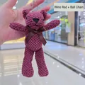 Encantador colgante de oso de peluche de ganchillo rojo vino con lazo marrón y cadena - Oso de Rejilla de Piña + Cadena de Bolas / Burdeos