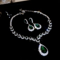 Dettaglio di un set di gioielli a goccia verde smeraldo con cristalli brillanti - Collana Argentata con Pietra Preziosa Verde (Set da 2 Pezzi)