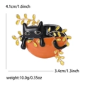 Broche en émail chat mignon sur citrouille avec spécifications de taille et poids - Noir (MM-BR-2292-BK)