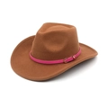 Détail d'un chapeau de cow-boy en feutre marron avec une bande en cuir rose et boucle - Kaki