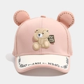Detail van roze ademende kinderpet met schattige berenpatch en opstaande oortjes - 52cm (2-5 Jaar) / Roze