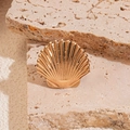 Poliertes goldfarbenes Muschel-Ohrklemmmodell mit radialer Struktur auf beigem Stein - Ohrmanschette - Gold (Einzeln)