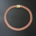 Dettaglio della collana cubana con cristalli rosa e chiusura dorata su fondo nero - Oro (Diamante Rosa)
