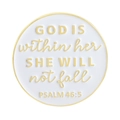Spilla rotonda in smalto bianco con citazione biblica 'God is within her' in oro - Stile Versetto Biblico Salmo 46:5 (QHXZ4114)