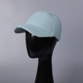 Détail d'une casquette de baseball en tricot bleu clair montrant la texture douce sur modèle - M (56-58cm) / Bleu