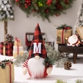 Peluche gnomo di Natale a quadri rosso e nero con ricamo lettera M decorazione festiva. - Lettera M