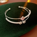 Macro-opname van zilveren dubbellaagse armband met roze en witte zirkoon klavers - Zilver-Roze