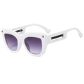 Occhiali da sole bianchi cat-eye con lenti sfumate viola e dettaglio catena nera - Montatura Bianca Lenti Grigio Sfumato