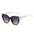 Occhiali da sole cat-eye alla moda con montatura a contrasto bianco e nero e lenti sfumate viola - Montatura a Strisce Bianche e Nere Lenti Grigie