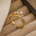 Elegante anillo corona chapado en oro con perlas y circonitas en soporte para joyas beige - Estilo Corona con Perla (13738)