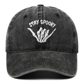 Gewassen donkergrijze honkbalpet met wit Stay Spooky borduursel en schedel - Verstelbaar / Zwart