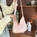 Nahaufnahme der rosa Gitter-Canvas-Tasche an der Schulter eines Models im Retro-Stil - Rosa