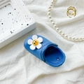 Détail d'un bijou de chaussure fleur bleue sur fond en peluche blanche avec des perles - Support Transparent-Chaussure Sabot Fleur / Bleu Royal