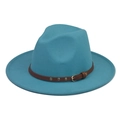 Détail du chapeau fedora bleu ciel avec sangle en cuir marron et rivets métalliques - Bleu lac