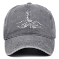 Dettaglio del cappellino vintage in cotone lavato grigio scuro con ricamo bianco artistico - Grigio