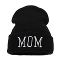 Berretto classico in maglia nera con ricamo MOM bianco sul risvolto per l'inverno - MOM / Nero