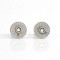Orecchini a perno tondi minimalisti placcati oro 14k con texture a raggi solari - Zircone Rotondo con Motivo Radiale Argentato (ZE468S)