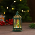 Detail der grünen Weihnachtslaterne mit Tannenbaum und warmem LED-Schneeeffekt - Dunkelgrün Weihnachtsbaum Stil