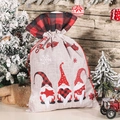 Weihnachts-Geschenkbeutel aus Leinen mit drei Wichteln und rotem Kordelzugverschluss - Rot-Schwarz Kariert