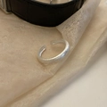 Minimalistische open ring in geborsteld zilver met getextureerde afwerking op stof - Mat Geborstelde Eenvoudige Ring (J3286) / Verstelbaar