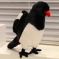 Peluche realistico di pulcinella di mare bianco e nero con becco rosso su superficie - Gazza dal Becco Rosso / 22cm