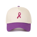 Detaillierte Stickerei einer rosa Schleife auf einer zweifarbigen Baseballkappe mit Nähten - Verstellbar / Beige-Violette Krempe