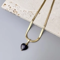 Detail van 18K vergulde slangenketting met een donkere hartvormige kattenoogsteen hanger - Zwart Hart