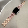 Λεπτομέρεια λουράκι Apple Watch σε ροζ χρυσό μέταλλο με πλέξη από ροζ δέρμα σε γραφείο - 38/40/41mm / Ροζ+Ροζ Χρυσό