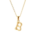 Collier doré avec pendentif lettre B style bambou sur fond blanc de studio - Lettre B