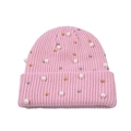 Dettaglio del berretto in maglia rosa con perle bianche e perline metalliche dorate - Taglia unica / Rosa