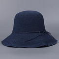 Nahaufnahme des dunkelblauen Strohhuts mit handgewebter Textur und dekorativer Schleife - 8cm Krempe / Marineblau