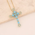 Dettaglio della collana a croce con intarsio in turchese su base in pietra beige - Blu