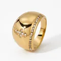 Anello largo dorato con design a croce e fila di zirconi bianchi scintillanti - US 6 / Stile a Superficie Larga con Croce (KD659) / Oro